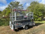 un camion avec plein de bouteilles à l'arrière