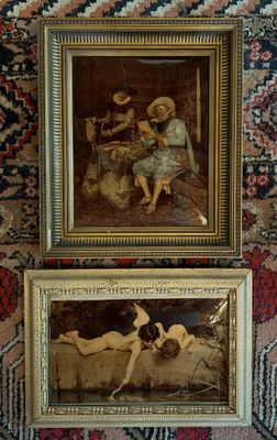 deux photos encadrées représentant une femme et un chien, posées sur un tapis