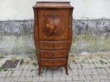 un petit meuble en bois surmonté d'un tiroir