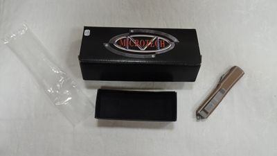 une boîte noire contenant un couteau et un briquet