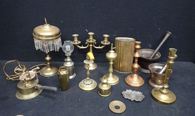 de nombreux objets en laiton de toutes sortes posés sur une table