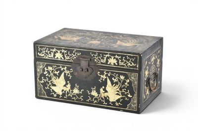 JAPON. Coffret en bois peint à l'imitation de la laque en no…