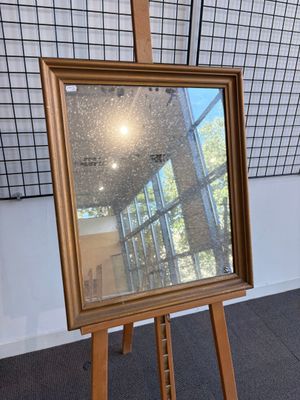 une photo d'un chevalet sur lequel est posé un miroir