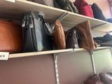 de nombreux sacs sur les rayons du magasin