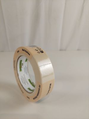 un rouleau de ruban adhésif posé sur une surface blanche