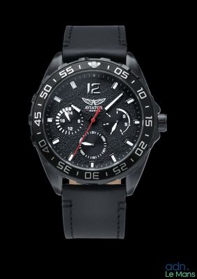 gros plan d'une montre sur fond noir