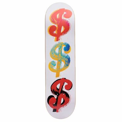 le skateboard porte un signe « $ » et un autre signe « $ »