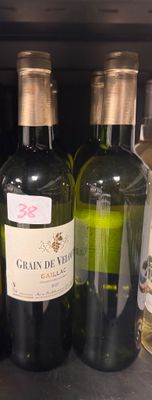 des bouteilles de vin sont alignées sur une étagère dans un magasin