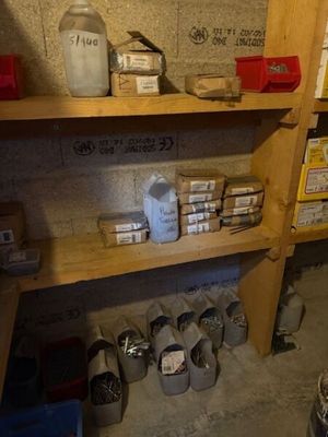 une étagère en bois sur laquelle sont posés divers objets, dans une pièce