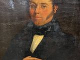 portrait d'un homme vêtu d'un manteau noir et d'un nœud papillon blanc