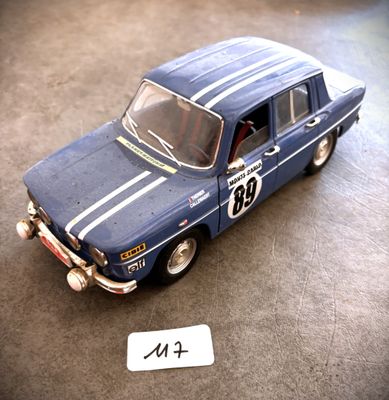 une petite voiture avec un numéro sur le côté
