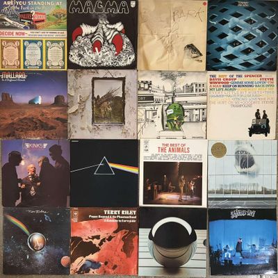 une photo d'une collection de disques de Pink Floyd accrochés au mur