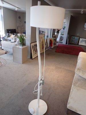 une image d'un salon avec un canapé et une lampe