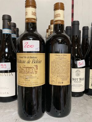 plusieurs bouteilles de vin sont alignées sur un comptoir