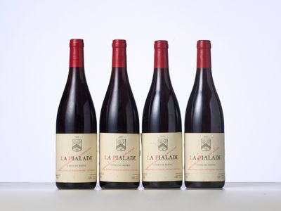 trois bouteilles de vin rouge posées sur une table