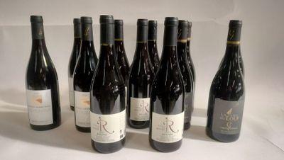 six bouteilles de vin sont alignées sur une surface blanche