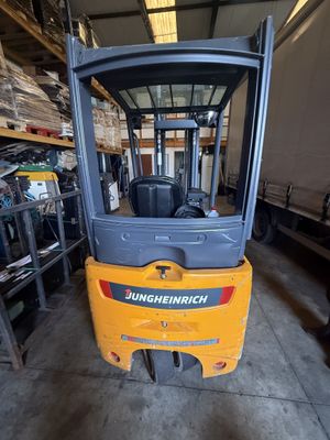 une photo d'un chariot élévateur dans un entrepôt