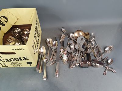 une boîte de couverts posée à côté d'une boîte de cuillères
