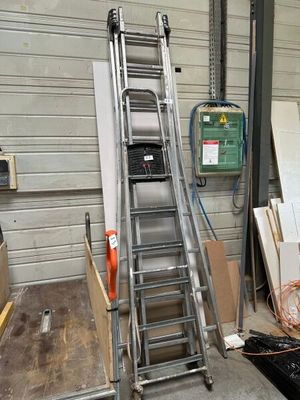 une échelle appuyée contre un mur dans un garage
