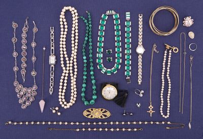 de nombreux colliers et bracelets disposés sur un fond bleu
