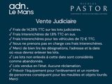 une photo en noir et blanc d'un homme en costume-cravate