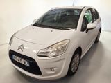 la petite voiture blanche est garée dans une pièce blanche