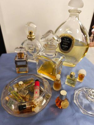 une table bleue sur laquelle sont posées de nombreuses bouteilles de parfum