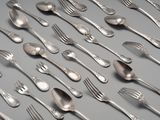 beaucoup de cuillères et de fourchettes en argent sur la table