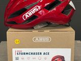 une image représentant un casque rouge posé sur une boîte en carton