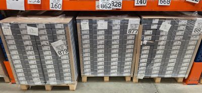 de nombreuses boîtes empilées sur les étagères du magasin
