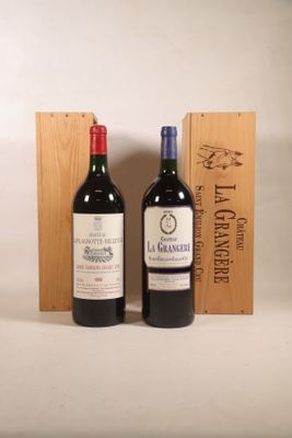 deux bouteilles de vin posées à côté d'une caisse en bois