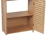 une armoire en bois dont les volets sont ouverts pour en dévoiler le contenu