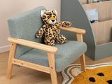 un ours en peluche assis sur une chaise