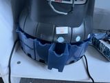 un aspirateur posé sur une étagère dans une pièce
