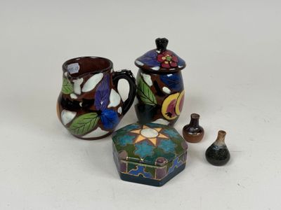 5 pièces en céramique polychrome comprenant une verseuse, un… - Photo 1