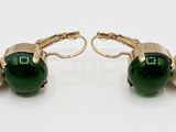 une paire de boucles d'oreilles en perles vertes et blanches et en or