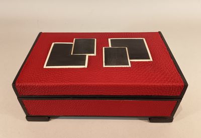 Boîte rectangulaire sur pied gainé de cuir rouge, et placage…