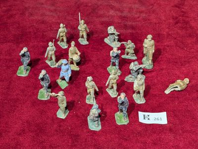de nombreuses figurines posées sur un fond rouge