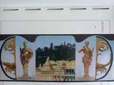 une photo d'une photo d'un bâtiment avec des statues