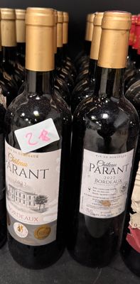 plusieurs bouteilles de vin sont alignées sur une table