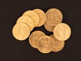 une pile de pièces d'or sur fond noir
