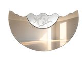 un miroir accroché au mur de la pièce