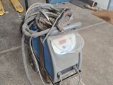 une machine posée sur le sol dans le garage
