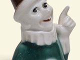 une figurine en céramique représentant un gnome coiffé d'un chapeau