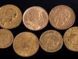six types différents de pièces d'or sur fond noir