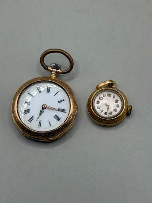 une petite montre de poche en or et une autre, encore plus petite, en or