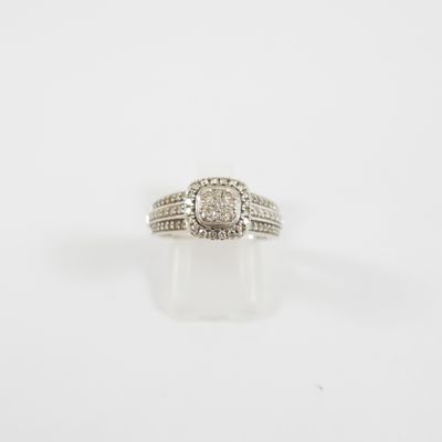 gros plan d'une bague en diamant sur une surface blanche