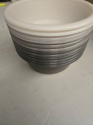 un bol blanc posé sur une table