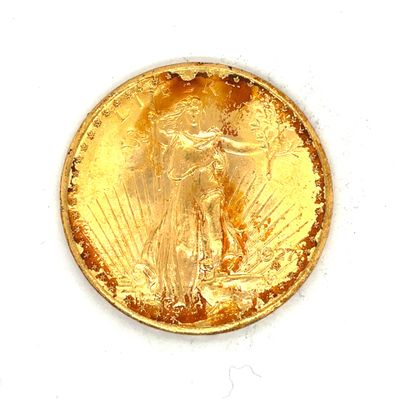 une image d'une pièce d'or sur une surface blanche