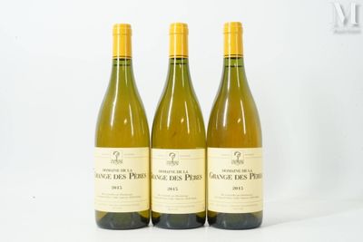 trois bouteilles de vin posées sur une table l'une à côté de l'autre